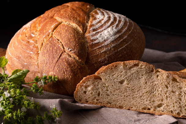 Домашній хліб і базилік крупним планом
 - Фото, зображення