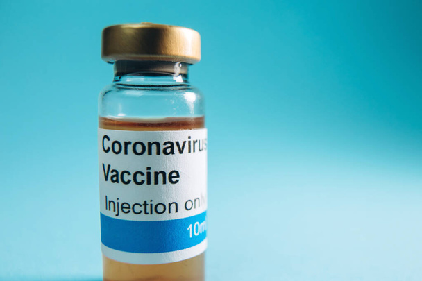 Vacina contra o Coronavírus / Vacina contra o Vírus da Corona conceito com seringa. Vacina Conceito de luta contra o coronavírus
. - Foto, Imagem