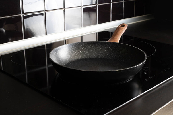 frying pan on the stove - Foto, afbeelding