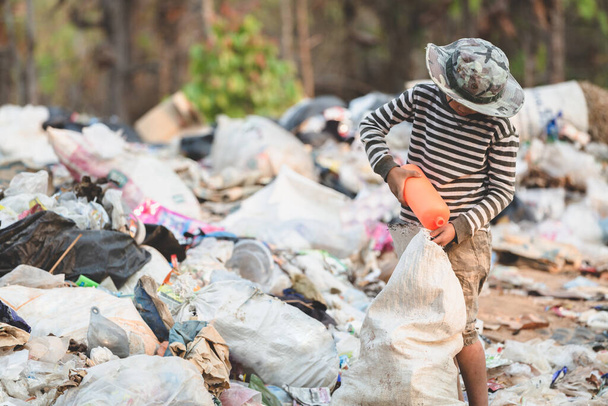 Бідні діти збирають сміття на продаж через бідність, переробку відходів, дитячу працю, концепцію бідності, Всесвітній день довкілля, - Фото, зображення