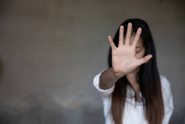Vrouwen heffen de handpalm, stoppen seksueel misbruik, anti-mensenhandel en stoppen geweld tegen vrouwen, Internationale Vrouwendag - Foto, afbeelding