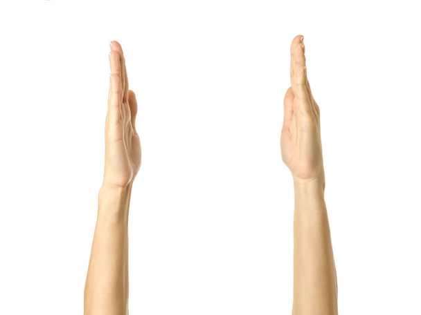 手の保持または測定。白い背景に隔離されたフランスのマニキュアジェスチャーで女性の手。シリーズの一部。 - 写真・画像
