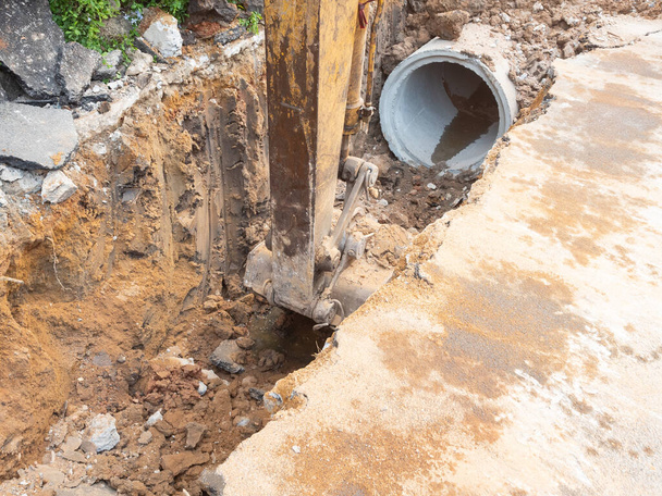 建設中の排水システムは、効率化のために既存の道路を改善する - 写真・画像