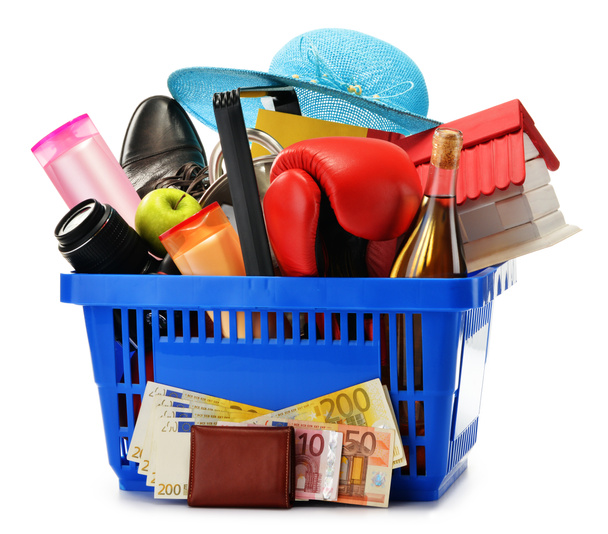 Variedade de produtos de consumo em plástico cesto de compras isolado
 - Foto, Imagem
