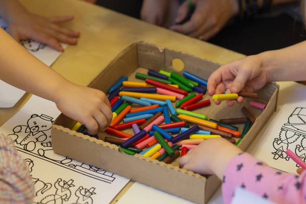 Цветные мягкие пастели во время урока рисования в детском саду
. - Фото, изображение