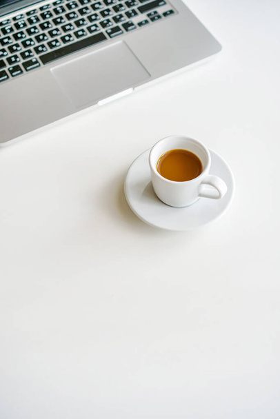 coffee mug and laptop on a white background on the table - Zdjęcie, obraz