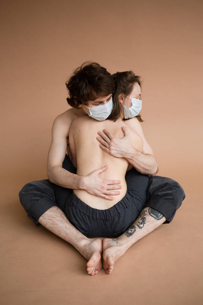 Amantes desnudos en máscaras protectoras
 - Foto, Imagen