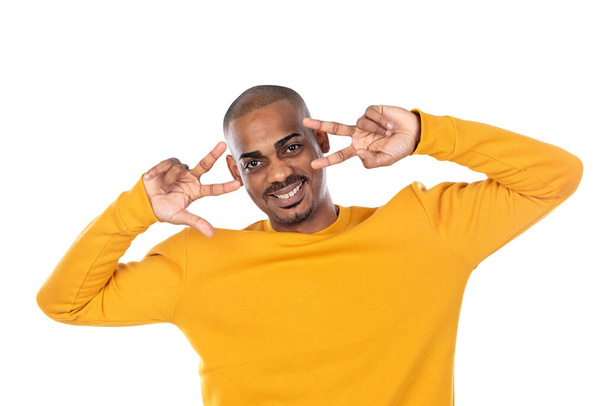 Αφροαμερικάνος με κίτρινη φανέλα απομονωμένος σε λευκό φόντο. - Φωτογραφία, εικόνα