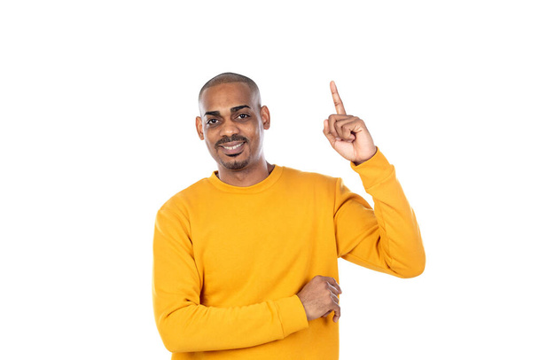 Αφροαμερικάνος με κίτρινη φανέλα απομονωμένος σε λευκό φόντο. - Φωτογραφία, εικόνα