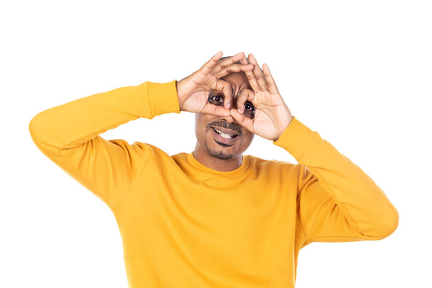 Afroameričan chlap na sobě žlutý dres izolované na bílém pozadí - Fotografie, Obrázek