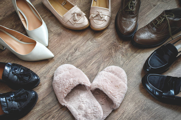 Обувь в стиле ретро стоит на деревянном полу
 - Фото, изображение