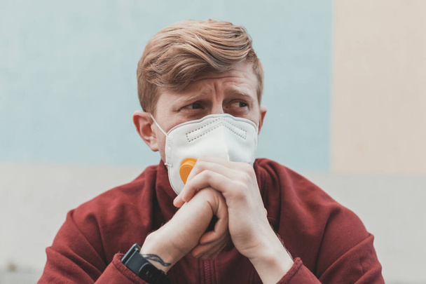Portrét smutného muže s dramatickým výrazem obličeje v ochranné masce proti viru během karantény - Fotografie, Obrázek