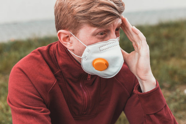 Retrato de un hombre triste con una expresión facial dramática en una máscara protectora contra el virus durante la cuarentena
 - Foto, Imagen