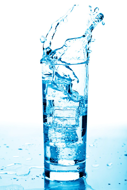 water spatten in glas geïsoleerd - Foto, afbeelding