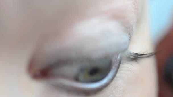 Eyelashes in the eyes. Female eye - Πλάνα, βίντεο