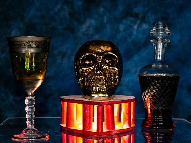 rytuał voodoo z czaszką i magicznym eliksirem w szklance świecącej - Zdjęcie, obraz