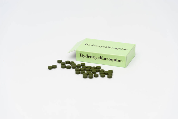 Υδροξυχοροκίνη κουτί ανοιχτό. Απομονωμένο σε λευκό φόντο. Το Hydroxychoroquine είναι ένα φάρμακο που χρησιμοποιείται για τη θεραπεία και την προφύλαξη από την ελονοσία, το οποίο χρησιμοποιείται επίσης κατά του κορωναϊού (COVID-19).).  - Φωτογραφία, εικόνα