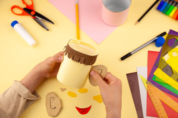 Step 19. Step-by-step instructions on how to make a stand for stationery from recycled materials. Do it yourself. A glass for pencils and pens from a plastic bottle and a can. A fun craft for kids. DIY - 写真・画像