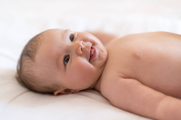 3 mesi bambina sdraiata
 - Foto, immagini