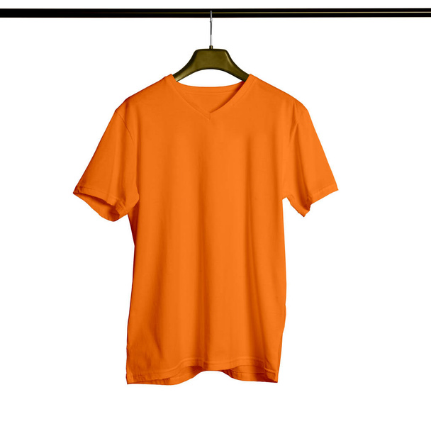 Δείξτε το στυλ σχεδίασης σας σαν επαγγελματίας, χρησιμοποιώντας αυτό το κοντό μανίκι V λαιμό μπλούζα Mock Up για άνδρες με κρεμάστρα σε κουρκούμη σκόνη χρώμα. - Φωτογραφία, εικόνα