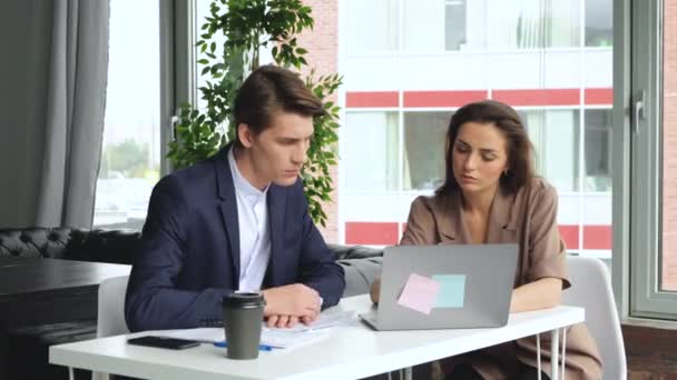 Creative Business team Meeting in modern Start Office vrouwelijke Team Leader wijzend op scherm Slow Motion. - Video
