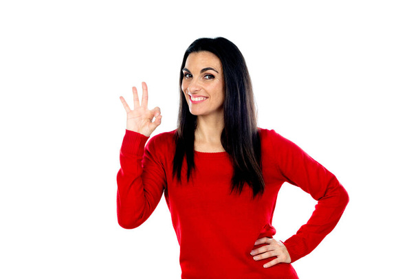 Aantrekkelijke volwassen vrouw draagt rode trui geïsoleerd op een witte achtergrond - Foto, afbeelding