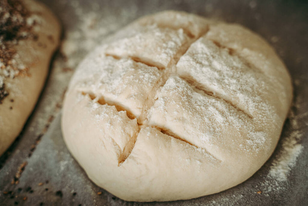 Ongebakken brood voor het bakken - Foto, afbeelding
