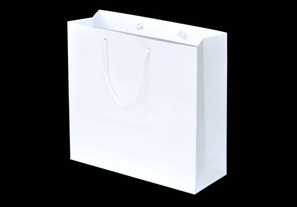 Белый пакет для покупок на черном фоне
 - Фото, изображение