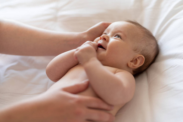 Bir annenin bebeğini şefkatle okşarken çekilmiş görüntüsü. - Fotoğraf, Görsel