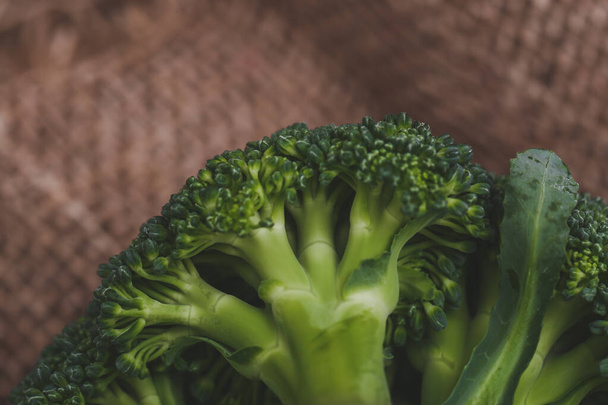 Verduras, comida. Delicioso brócoli en la mesa
 - Foto, Imagen