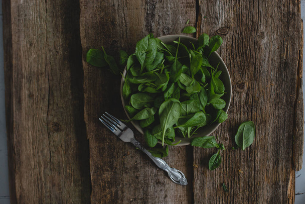 Food. Spinach on a wooden table - Fotografie, Obrázek
