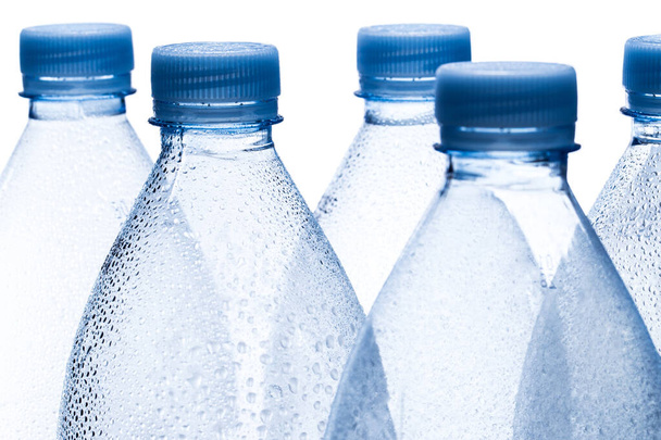 Beyaz arkaplanda boş su şişesi - Fotoğraf, Görsel