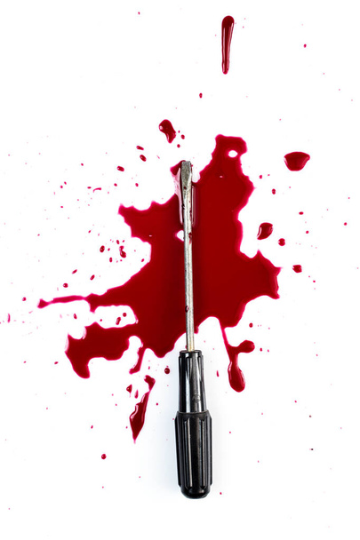 Asesinato. Sangre roja sobre fondo blanco - Foto, imagen