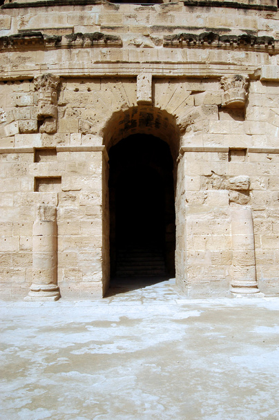 El Jem - O anfiteatro romano à beira da dese tunisina
 - Foto, Imagem
