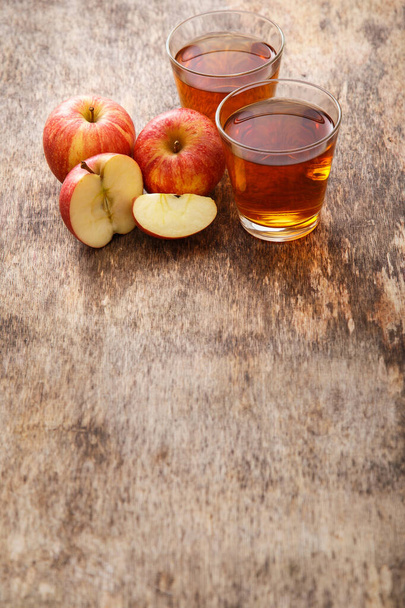 Szklanka soku jabłkowego z jabłkami na stole - Zdjęcie, obraz