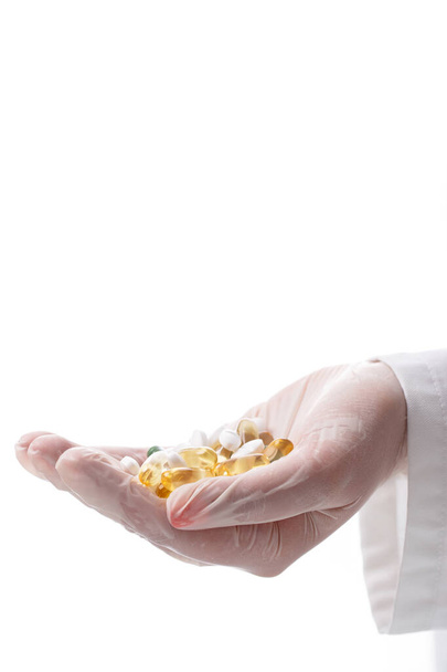 Medicina, farmacología. Doctor sosteniendo un montón de pastillas
 - Foto, Imagen