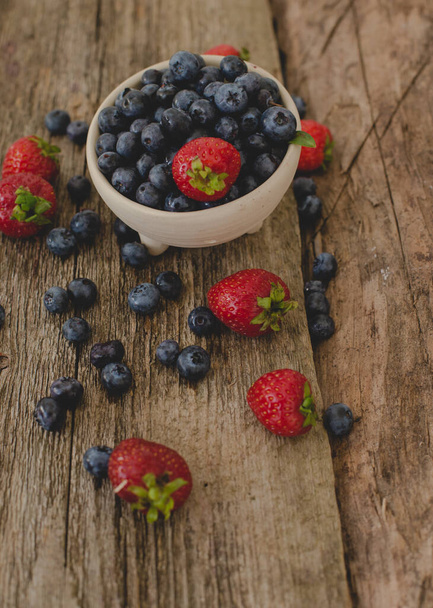 Вкусные ягоды на деревянном столе
 - Фото, изображение