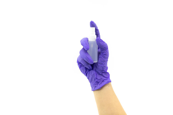 Alcool antiseptique pulvérisation compacte dans la main des médecins avec l'espace de copie de gants en caoutchouc
 - Photo, image