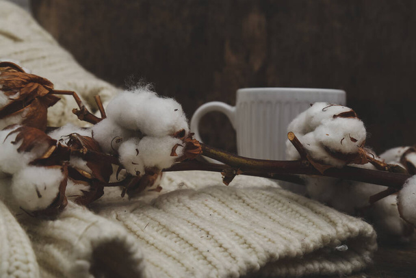 Flor de algodón en el suéter
 - Foto, imagen