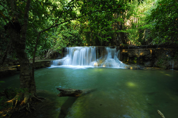 Cachoeira na floresta profunda
 - Foto, Imagem