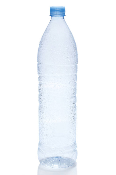 Κενό μπουκάλι νερό σε λευκό φόντο - Φωτογραφία, εικόνα