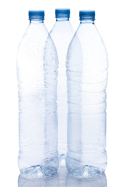 Leere Wasserflasche auf weißem Hintergrund - Foto, Bild
