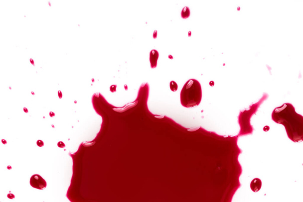 Asesinato. Sangre roja sobre fondo blanco - Foto, imagen