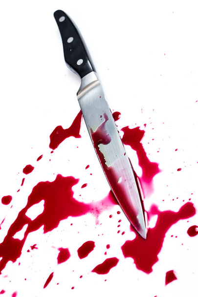 Morderstwo. Nóż w kałuży krwi - Zdjęcie, obraz
