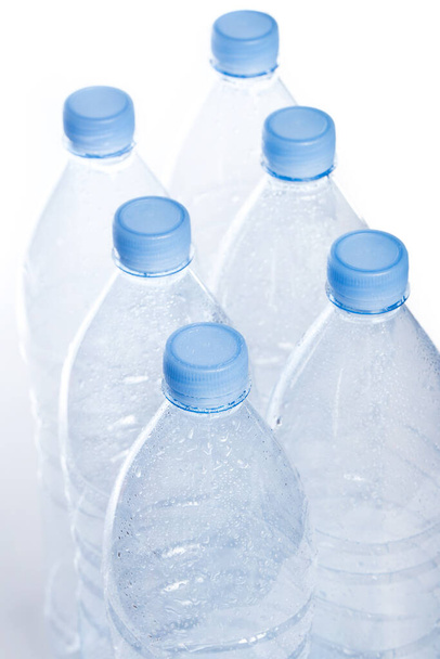 Botella de agua vacía sobre fondo blanco - Foto, imagen