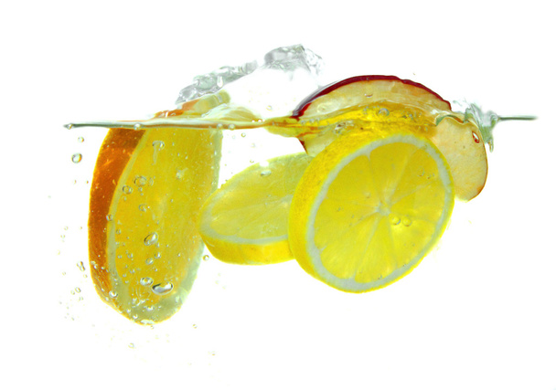 Свежие фрукты падают в воду
 - Фото, изображение