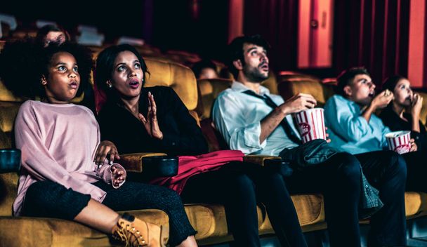 El público impactado viendo una película de terror en el cine - Foto, imagen