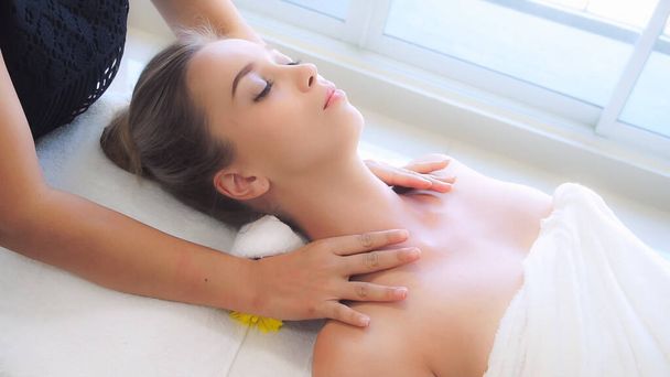 Entspannte Frau bekommt Schultermassage im Luxus-Spa von einem professionellen Masseur. Wellness-, Heil- und Entspannungskonzept. - Foto, Bild
