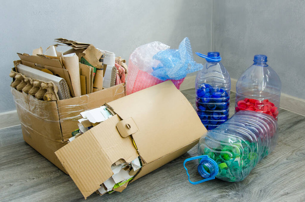 リサイクルのためのゴミや生態環境を減らす。紙のリサイクル。生態学 - 写真・画像