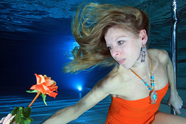 vrouw onderwater - Foto, afbeelding